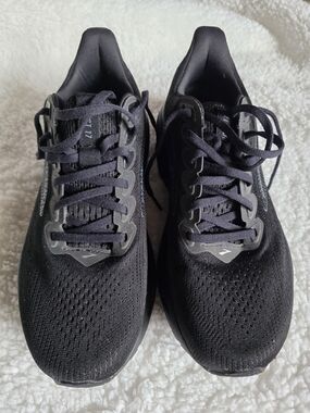 Brooks women’s Black Athletic Running Shoes 9w 2e